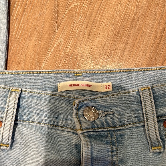 Levi Wedgie Skinny Stretch Light Wash Jeans SZ 32 - Picture 5 of 5